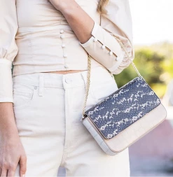 Kelly Wynne Accessories Kiss Kiss Crossbody | Black Saffie